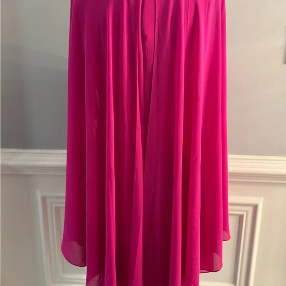 Vince Camuto Chiffon Flowy V-Neck
Cape Dress, Size 4, Hot Pink - Picture 4 of 6